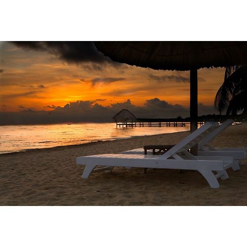 Norring, Tom 아티스트의 Belize-Sunrise over the Caribbean Ocean작품입니다.